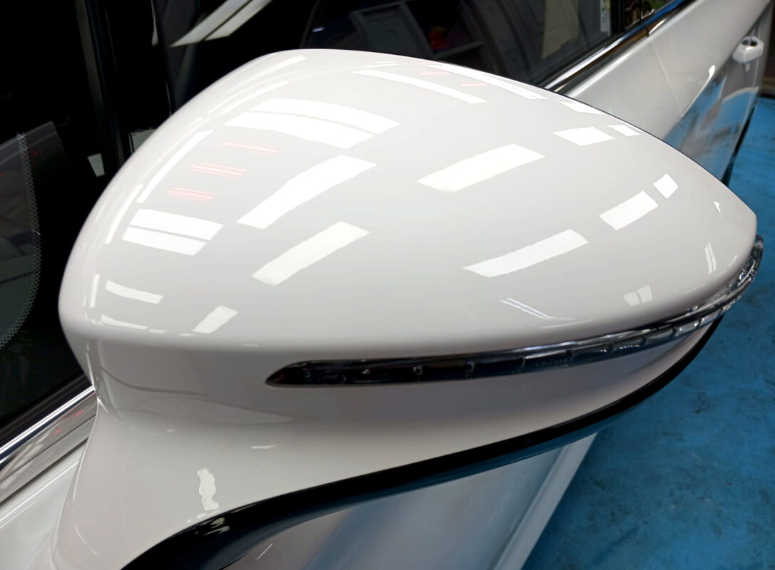 Side panel of the BYD M6 with the ceramic finish locked in.