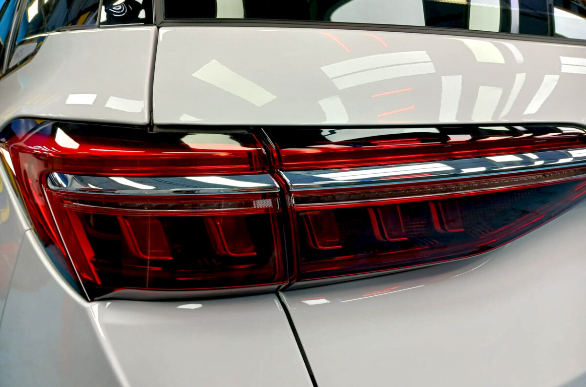 The coated bonnet of the BYD M6 under workshop lighting.