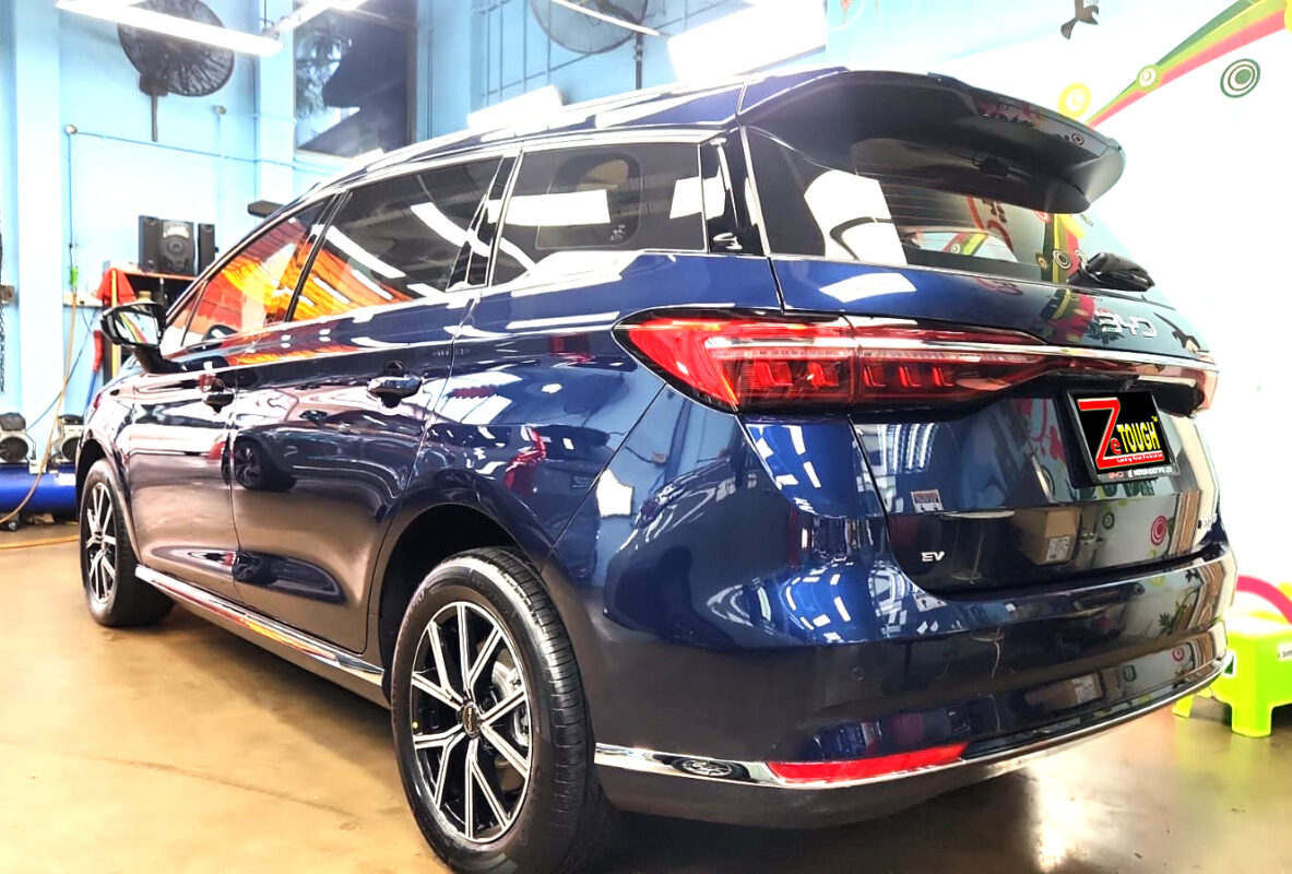 Rear quarter of the BYD M6, glossy and protected.