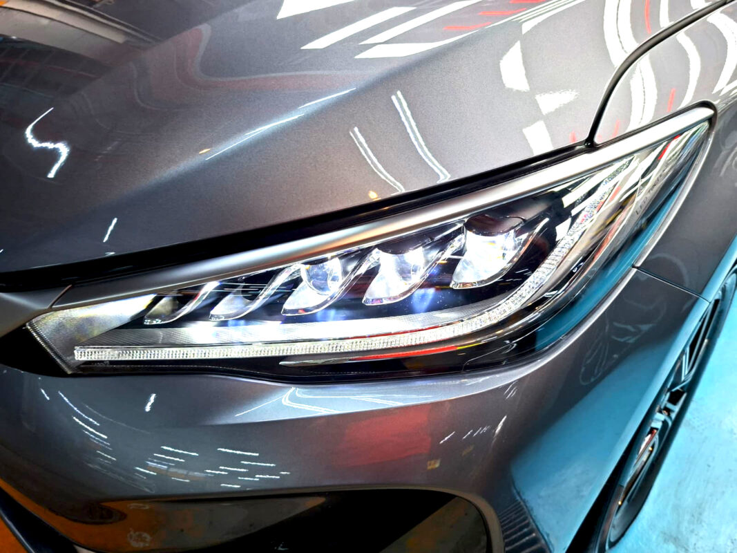 Glossy bodywork of the BYD M6 after coating.