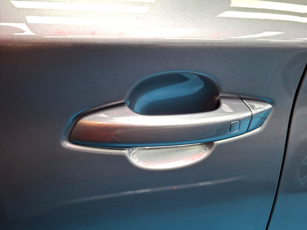 The coated paintwork of the BYD M6, clean and sharp.