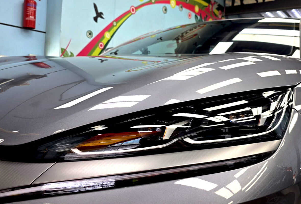 Glossy bodywork of the BYD Seal 6 after coating.