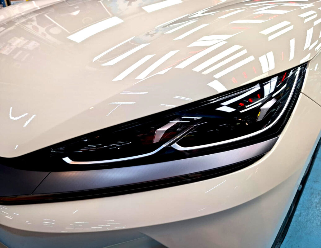Glossy bodywork of the BYD Seal 6 after coating.