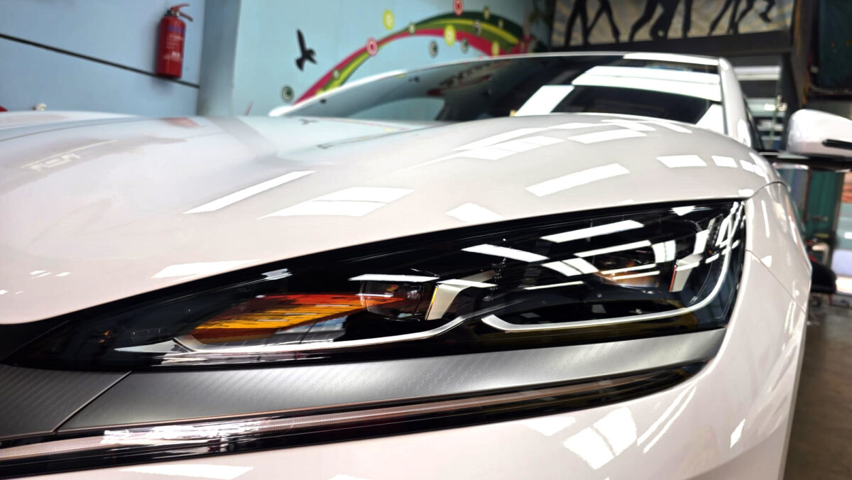 Glossy bodywork of the BYD Seal 6 after coating.