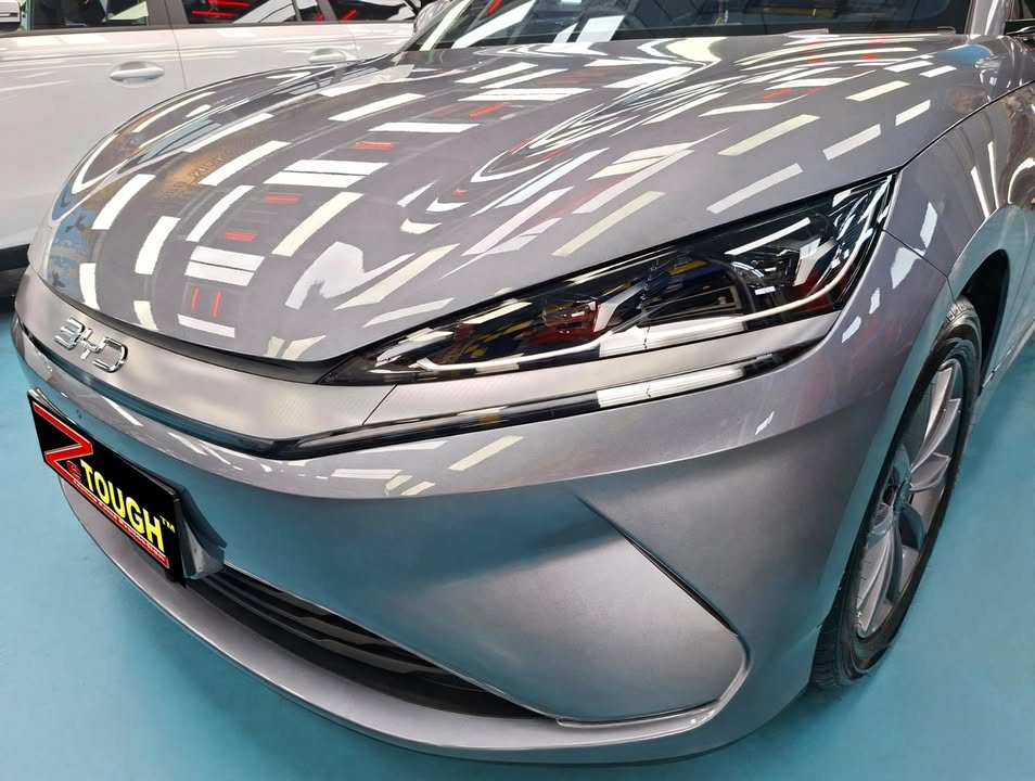 Close-up of the grey bonnet, headlamp and front bumper.