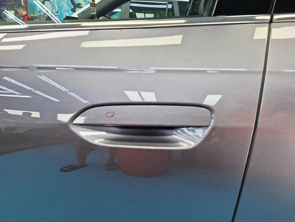 Close-up of the grey door panel and its door handle.