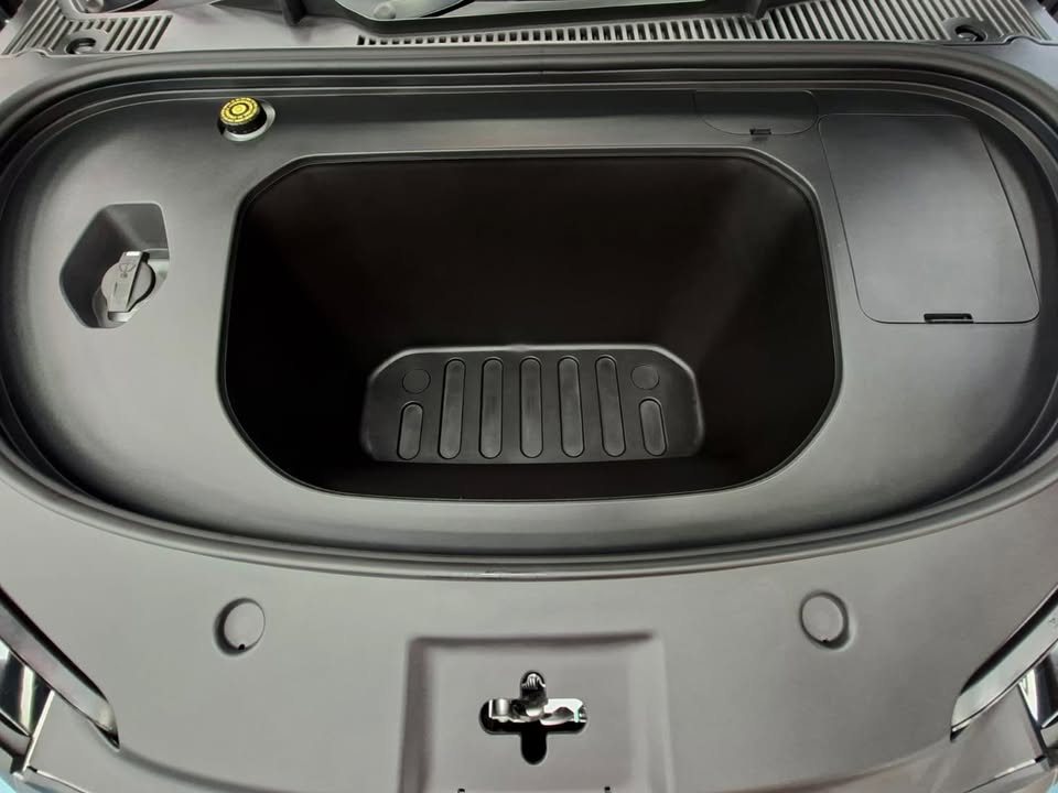 The front storage compartment under the bonnet, with a ribbed rubber mat.