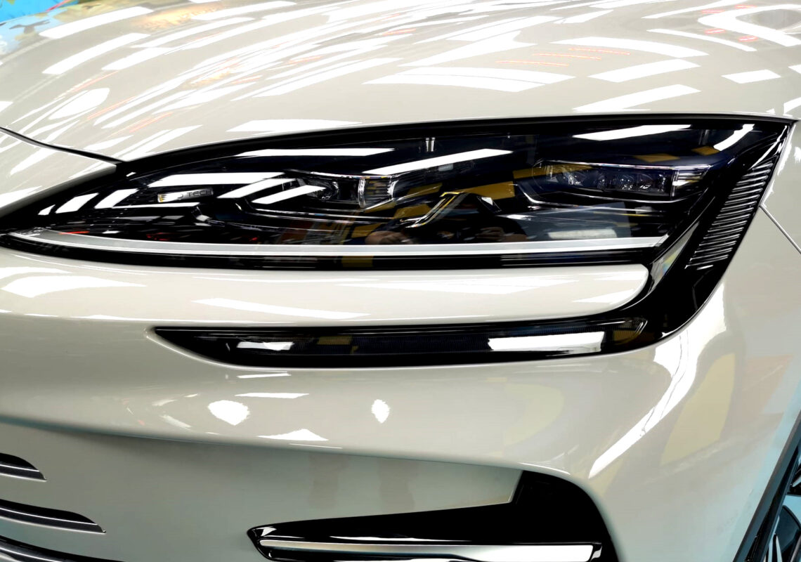 Glossy bodywork of the BYD Sealion 6 after coating.