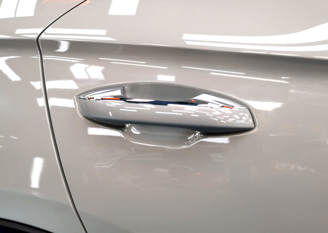 The coated paintwork of the BYD Sealion 6, clean and sharp.