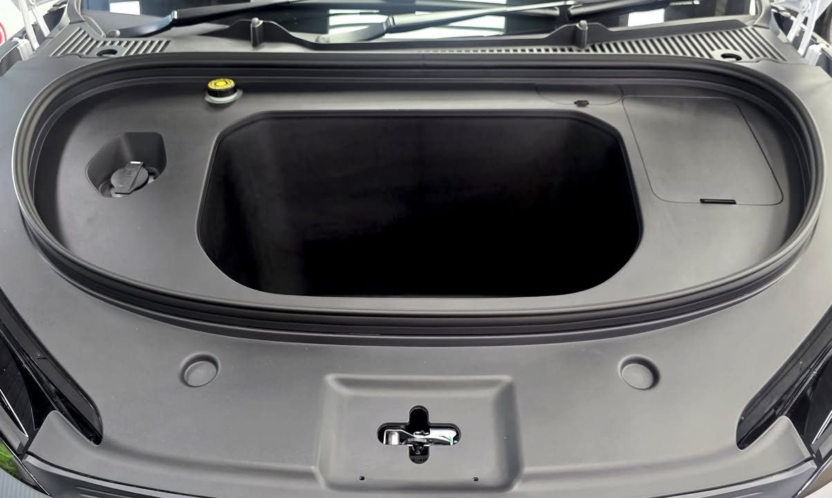 Front storage compartment under the bonnet.