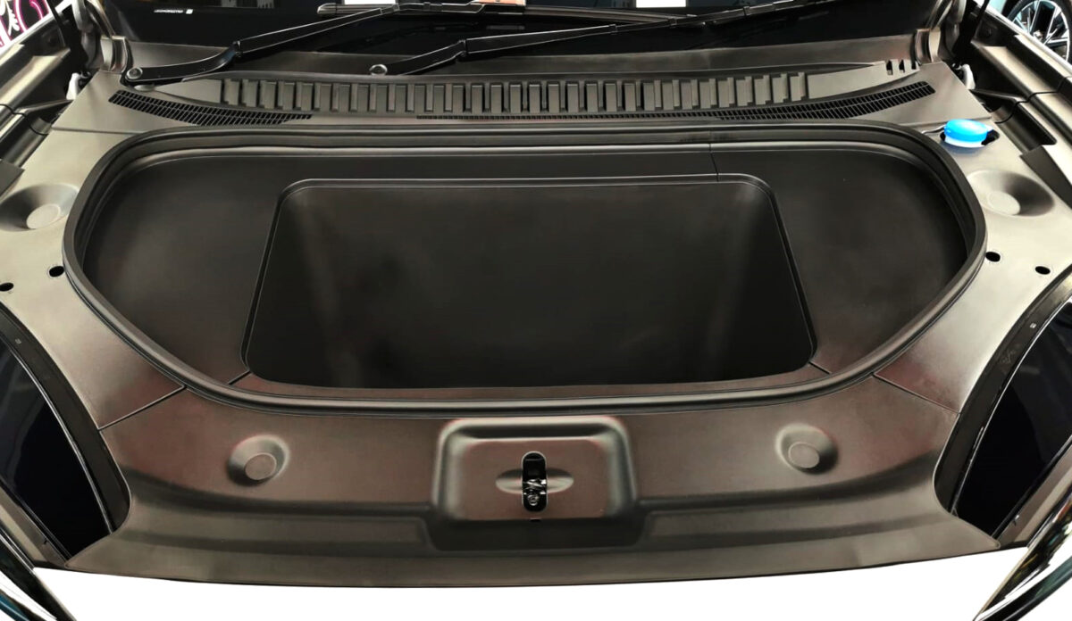 Reflections across the coated panels of the BYD Sealion 7.