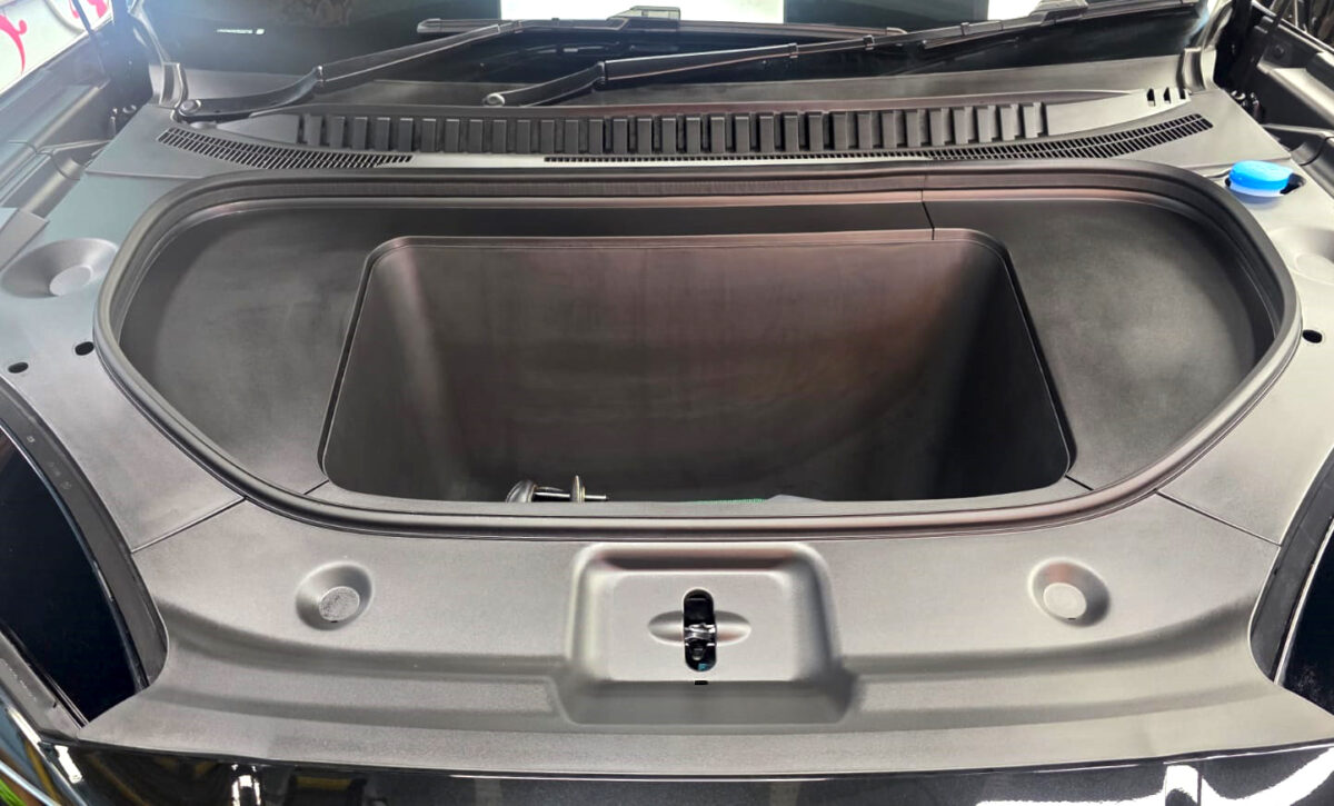 Glossy bodywork of the BYD Sealion 7 after coating.
