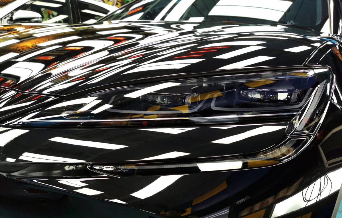 Glossy bodywork of the BYD Sealion 7 after coating.
