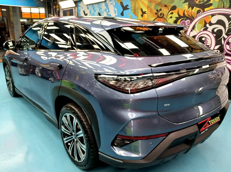 Rear three-quarter view of the blue-grey BYD Sealion 7.