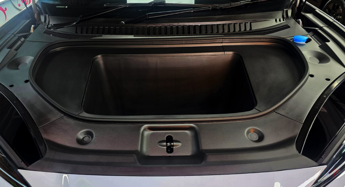 Detail of the BYD Sealion's bodywork sealed with ZeTough Titanium.