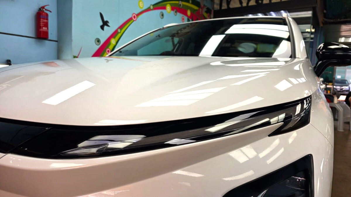 Glossy bodywork of the Chery Omoda E5 after coating.