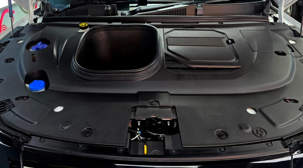 Reflections across the coated panels of the Chery Omoda E5.
