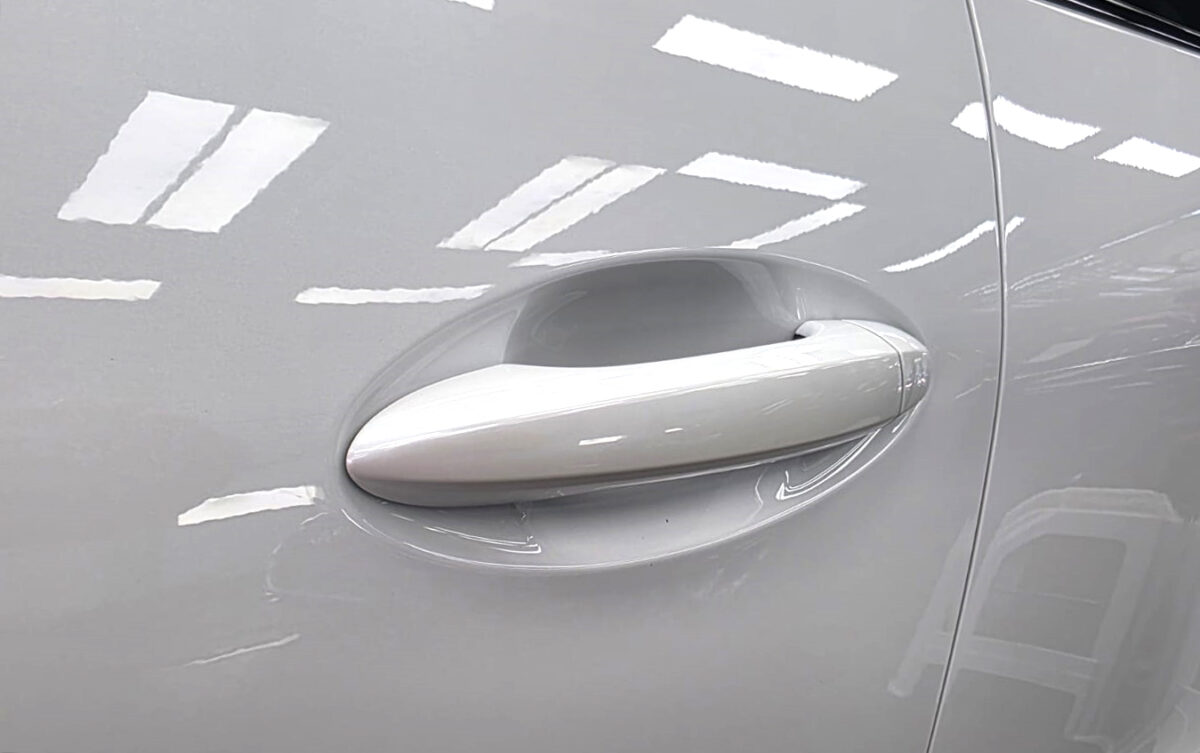 The coated paintwork of the Chery Omoda E5, clean and sharp.