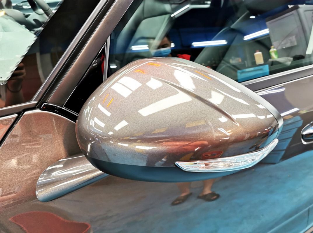 Side panel of the Citroen C4 Picasso with the titanium finish locked in.