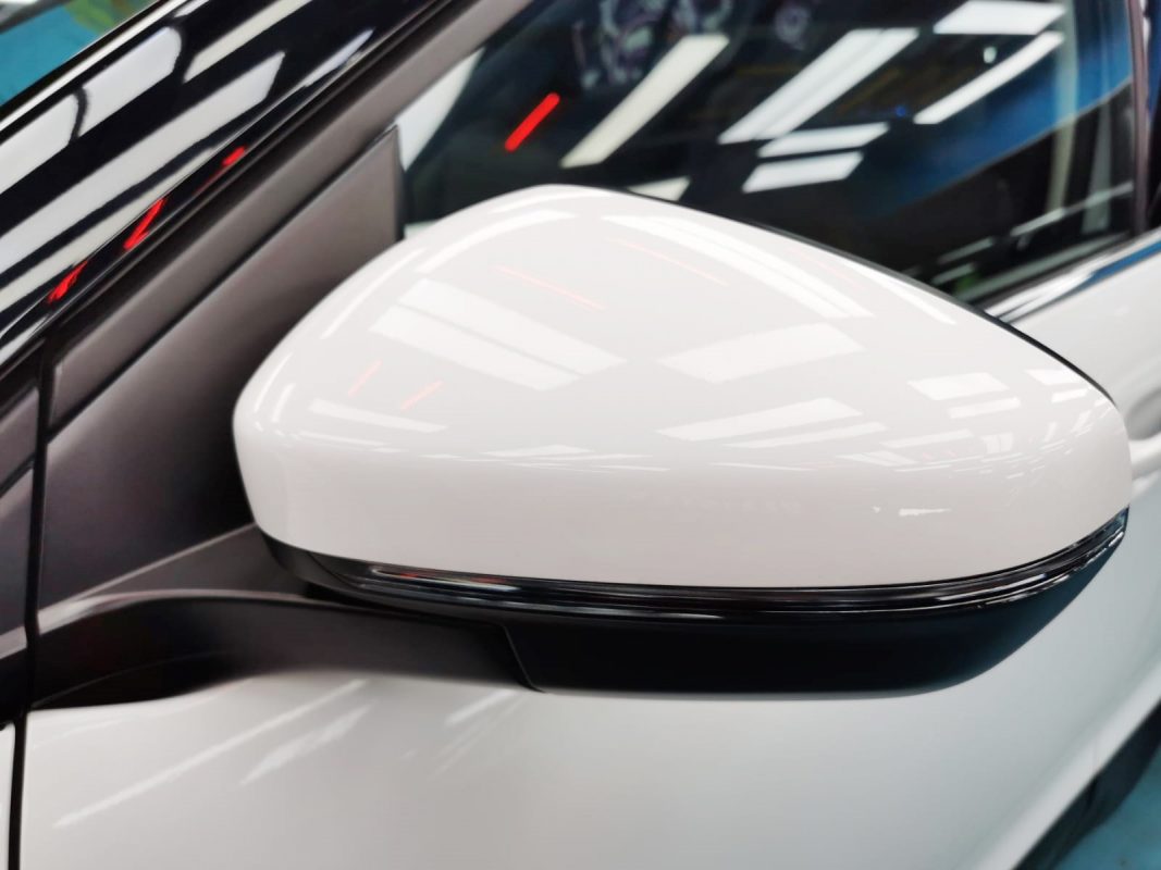Side panel of the Citroen C5 Aircross with the ceramic finish locked in.