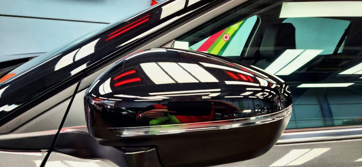 Side panel of the C5 Aircross with the ceramic finish locked in.