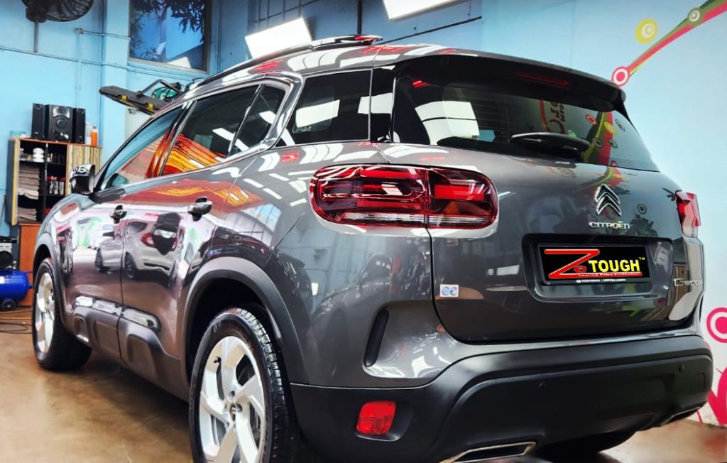 Rear quarter of the C5 Aircross, glossy and protected.