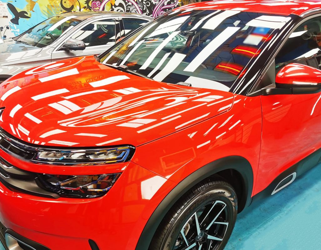 The Citroen C5 from a side angle after the ceramic coating.