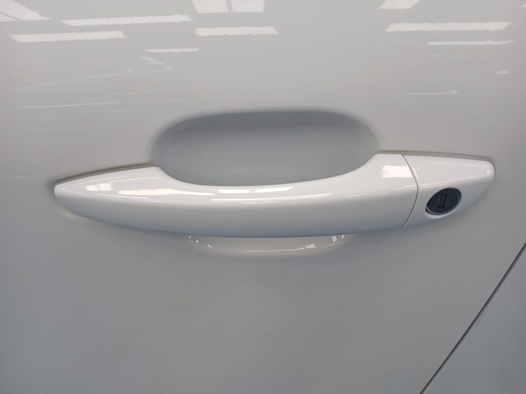 Side panel of the Citroen E-C4 with the titanium finish locked in.