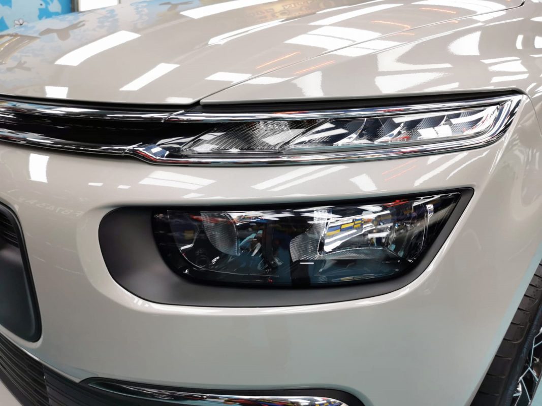 The Grand C4 Space Tourer's coated paintwork showing clean reflections.