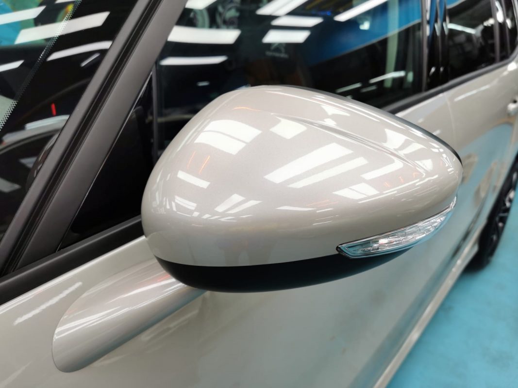 Side panel of the Citroen Grand C4 Space Tourer with the ceramic finish locked in.