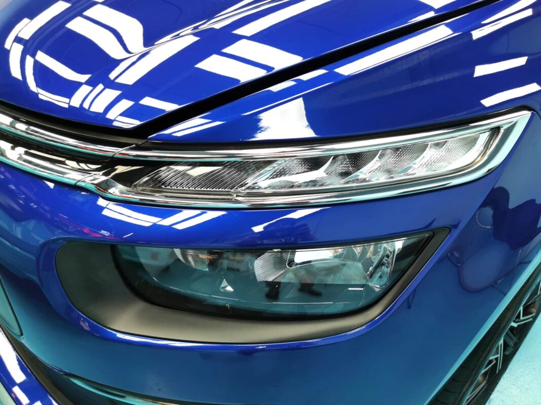 Glossy bodywork of the Citroen Grand C4 Spacetourer after coating.