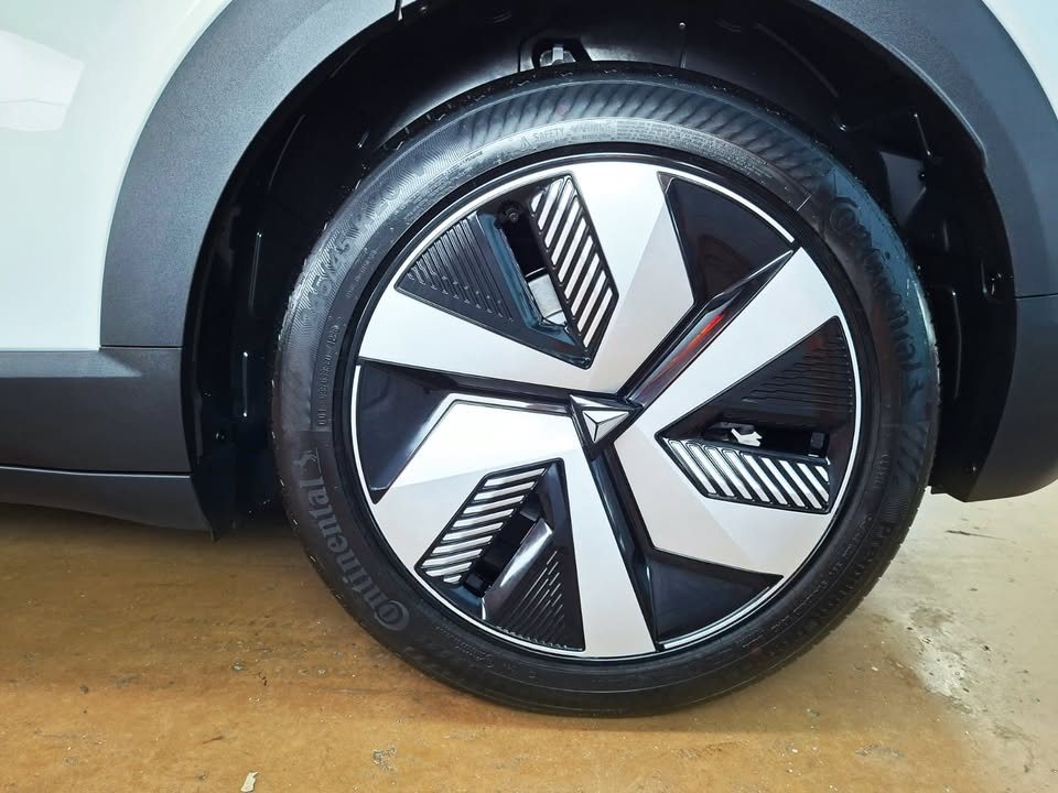 Two-tone aero wheel on the Deepal S05.