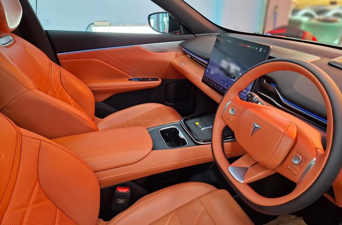 Orange leather interior and steering wheel of the Deepal S05.