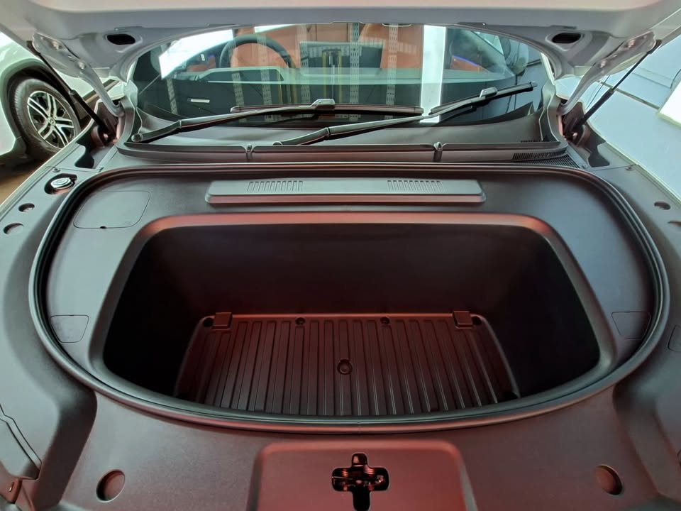 Front boot of the Deepal S05 opened, showing the storage tray.