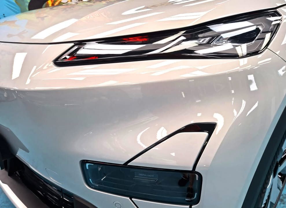 Close view of the Deepal S05 headlight and front bumper vent.