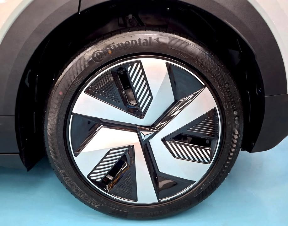 Aero alloy wheel with a Continental tyre on the Deepal S05.