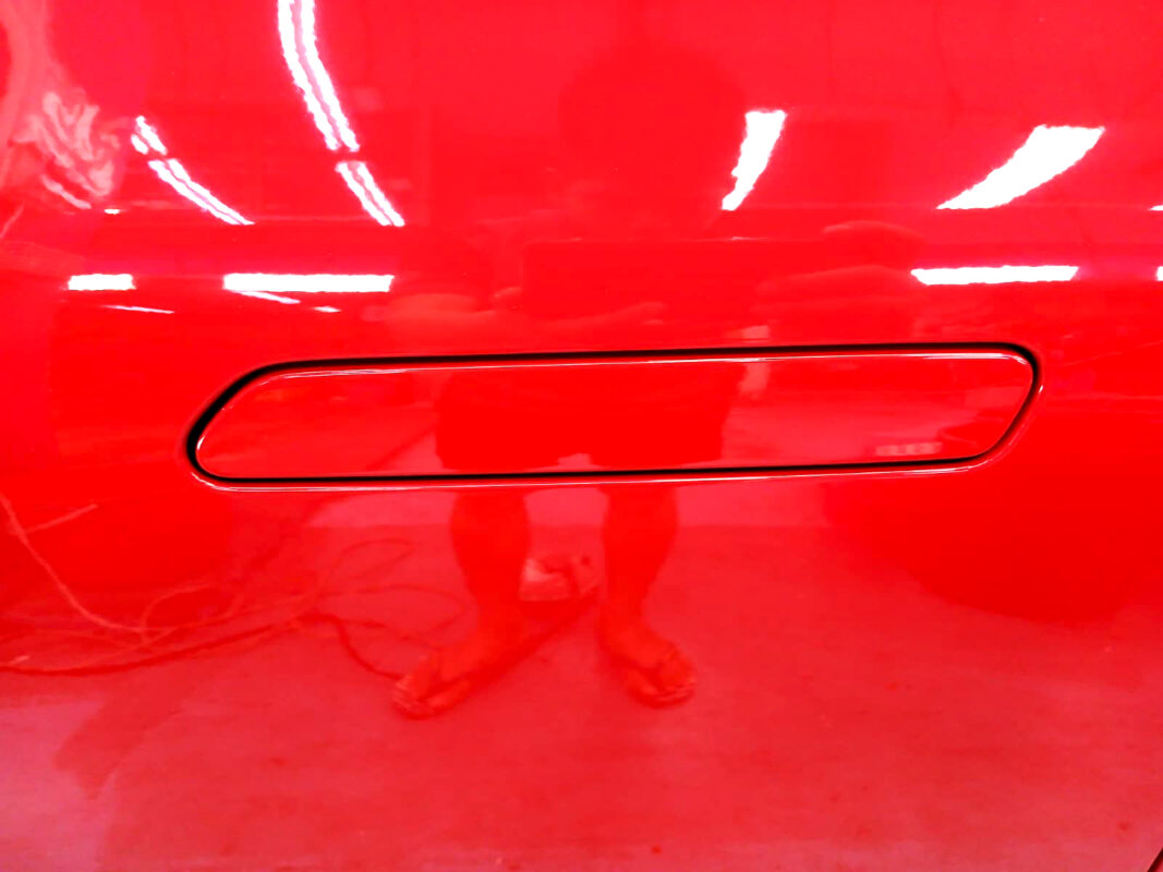 The coated paintwork of the Dongfeng Box, clean and sharp.