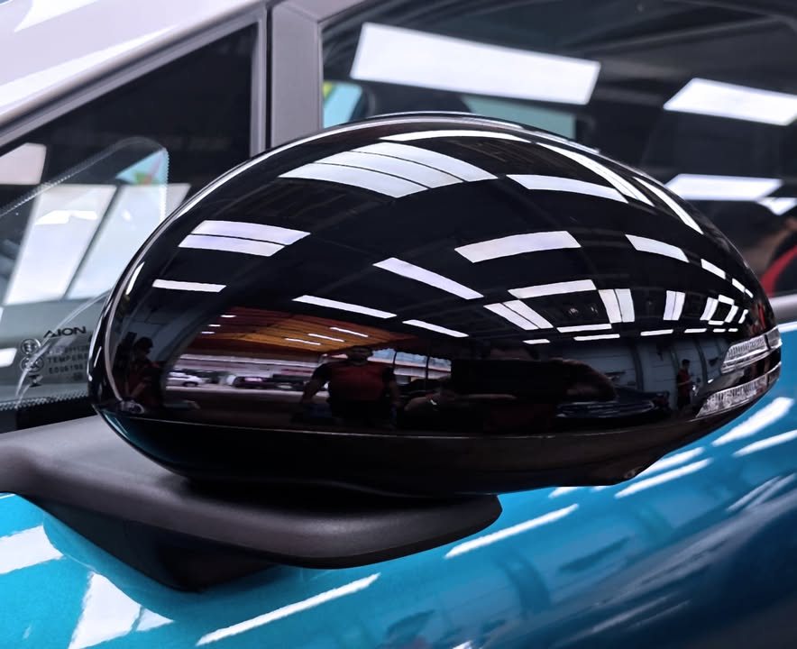 Gloss black door mirror on the blue GAC AION.