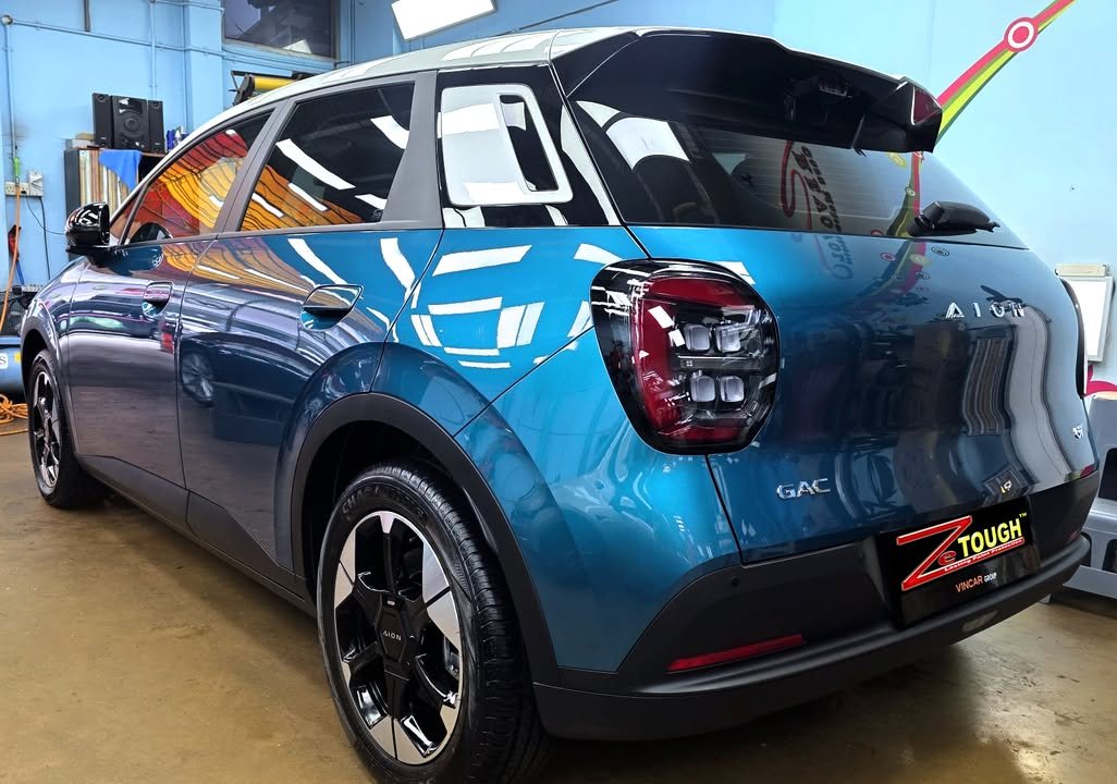 Rear three-quarter view of the blue GAC AION with ZeTough plate.