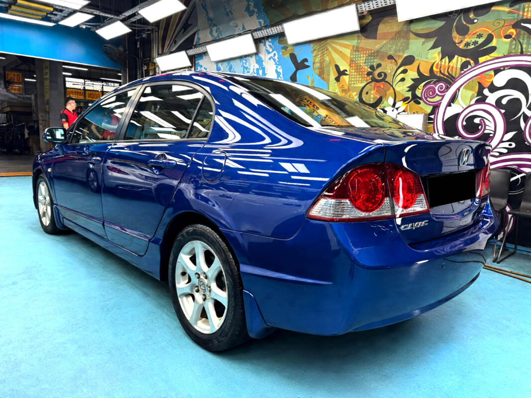Glossy body panels on the resprayed Honda Civic.