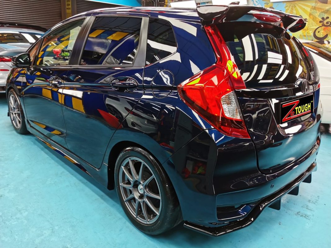 Glossy body panels on the Fit after the ceramic coating.