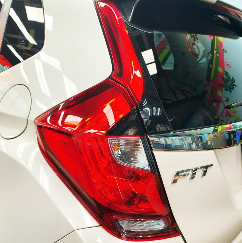 Detail of the wheel arch and panel edge on the Fit Hybrid.