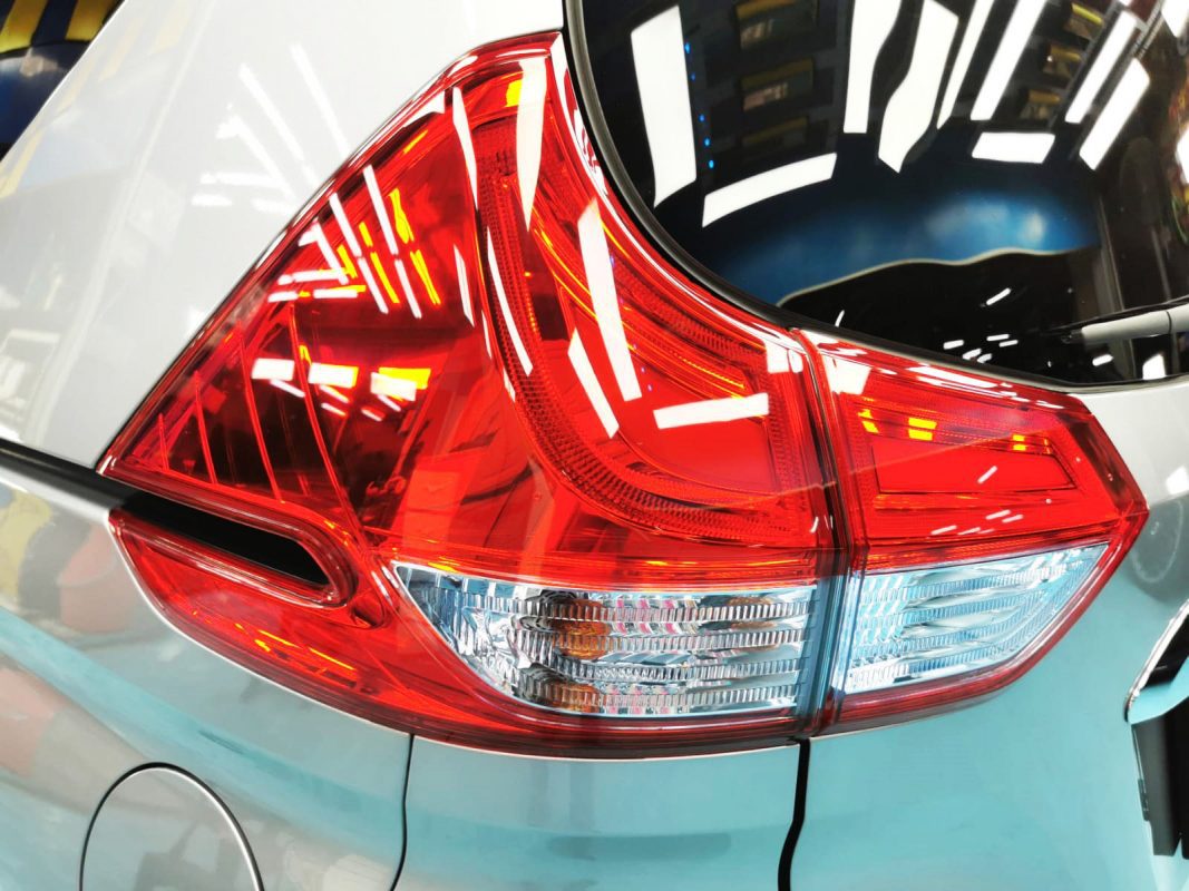 Detail of the wheel arch and panel edge on the Freed.