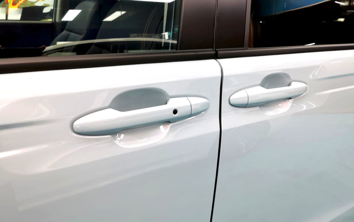 The coated paintwork of the Honda Freed, clean and sharp.