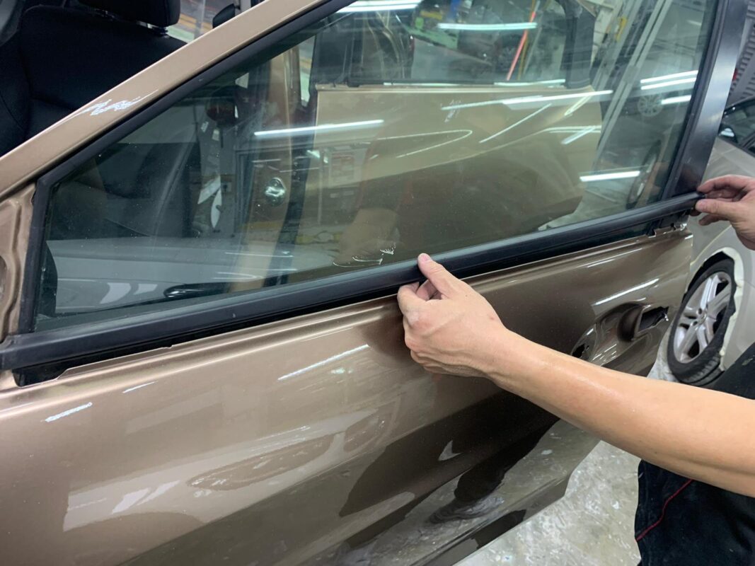 Machine-polishing the Honda HR-V after spraying to bring up the gloss.