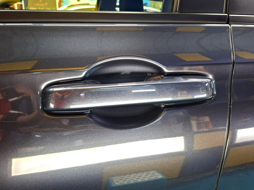 The coated paintwork of the Honda HR-V, clean and sharp.