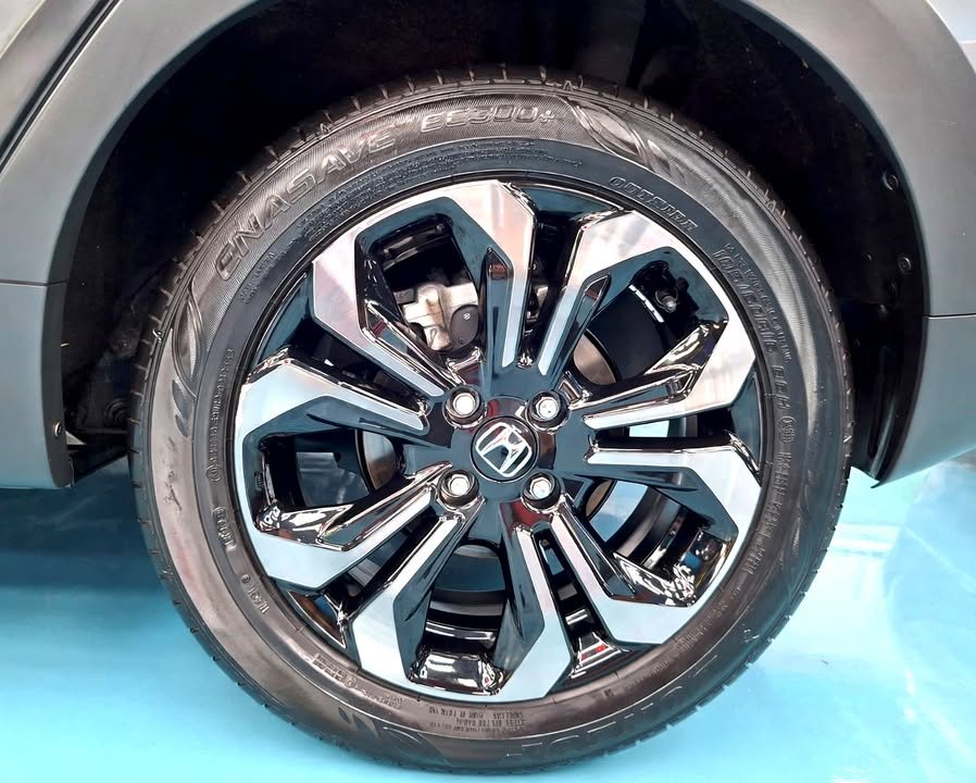 Two-tone black and machined alloy wheel with Honda centre cap.