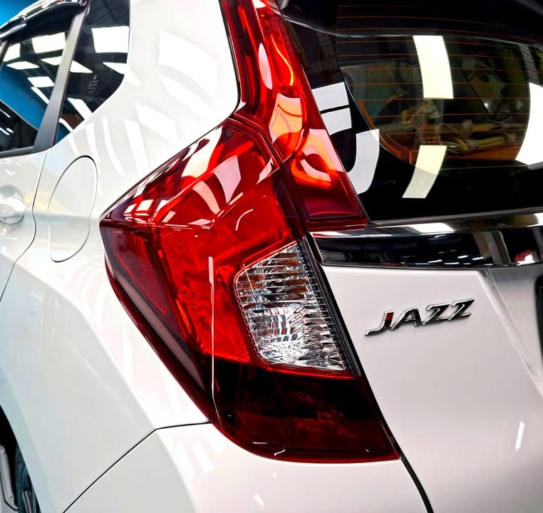 Close-up of the red tail lamp and Jazz badge on the white tailgate.