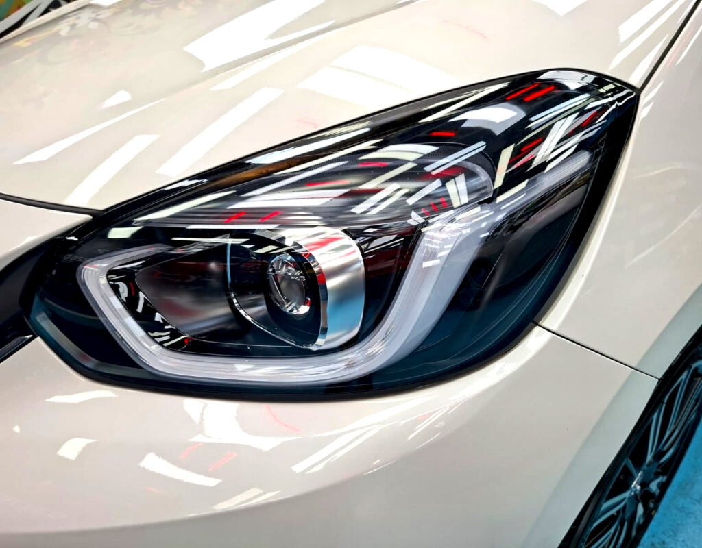 Glossy bodywork of the Honda Jazz after coating.