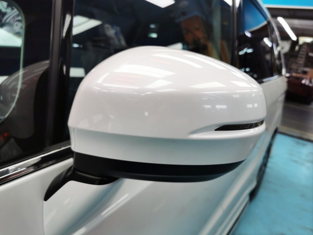 A glossy resprayed side mirror cap on the finished Honda Odyssey.